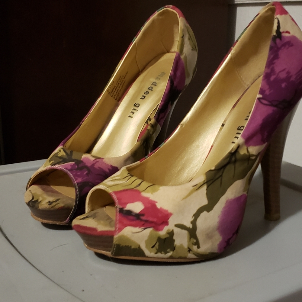 Beautiful floral print heels